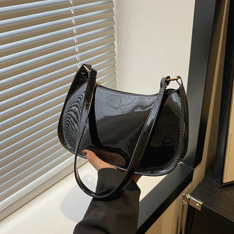 👜✨ レトロ感あふれるレザーショルダーバッグ