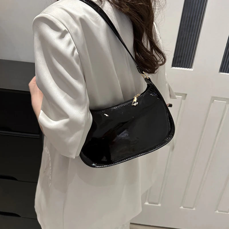 👜✨ レトロ感あふれるレザーショルダーバッグ