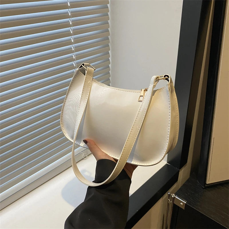 👜✨ レトロ感あふれるレザーショルダーバッグ
