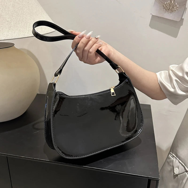👜✨ レトロ感あふれるレザーショルダーバッグ