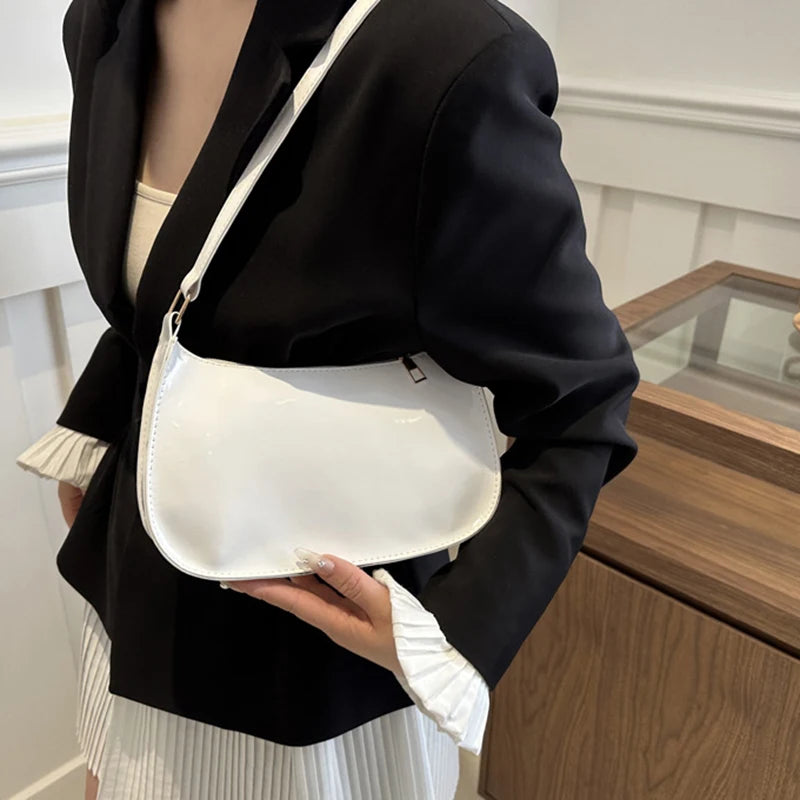 👜✨ レトロ感あふれるレザーショルダーバッグ