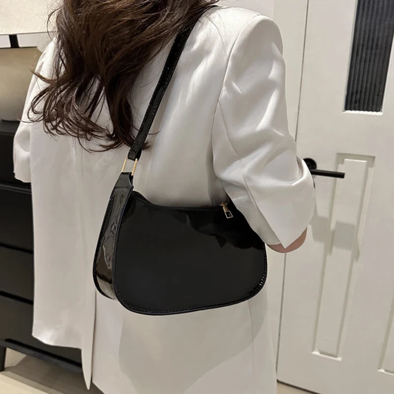 👜✨ レトロ感あふれるレザーショルダーバッグ