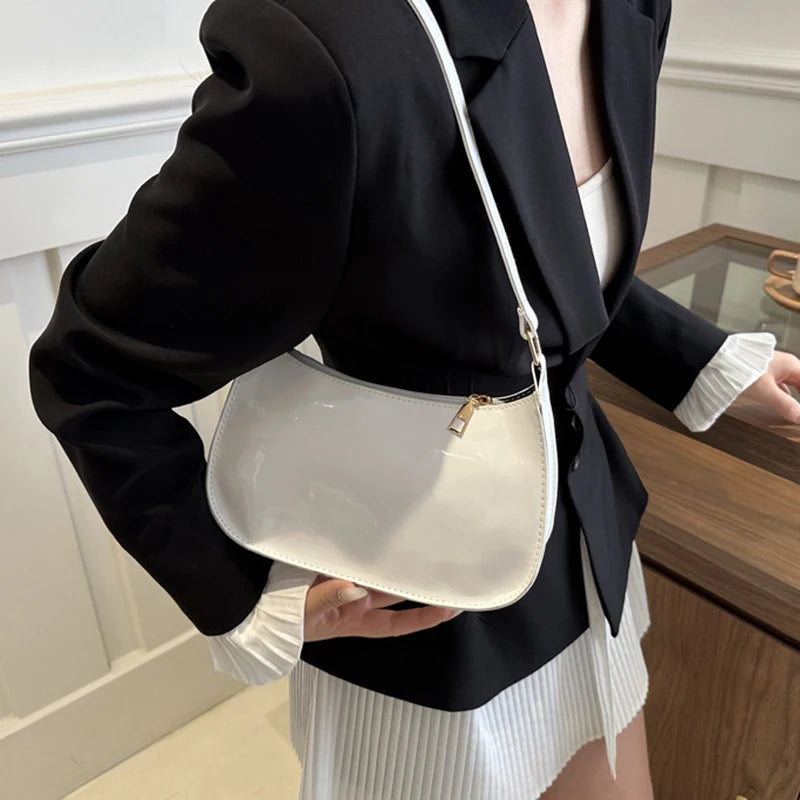 👜✨ レトロ感あふれるレザーショルダーバッグ