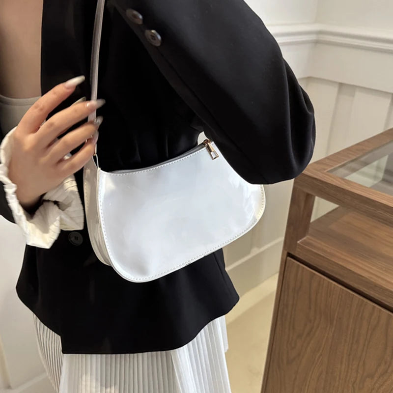 👜✨ レトロ感あふれるレザーショルダーバッグ