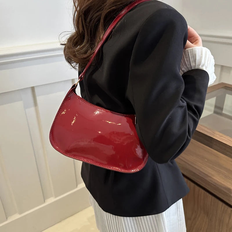 👜✨ レトロ感あふれるレザーショルダーバッグ