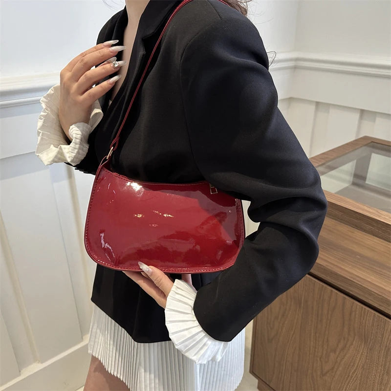 👜✨ レトロ感あふれるレザーショルダーバッグ
